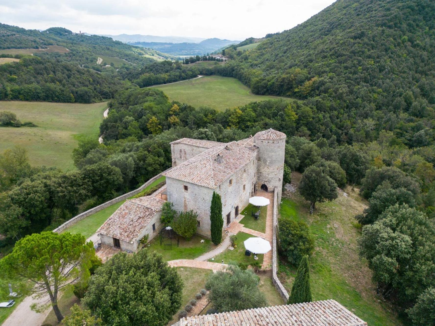 Castello Valenzino Panzió Antognola Kültér fotó
