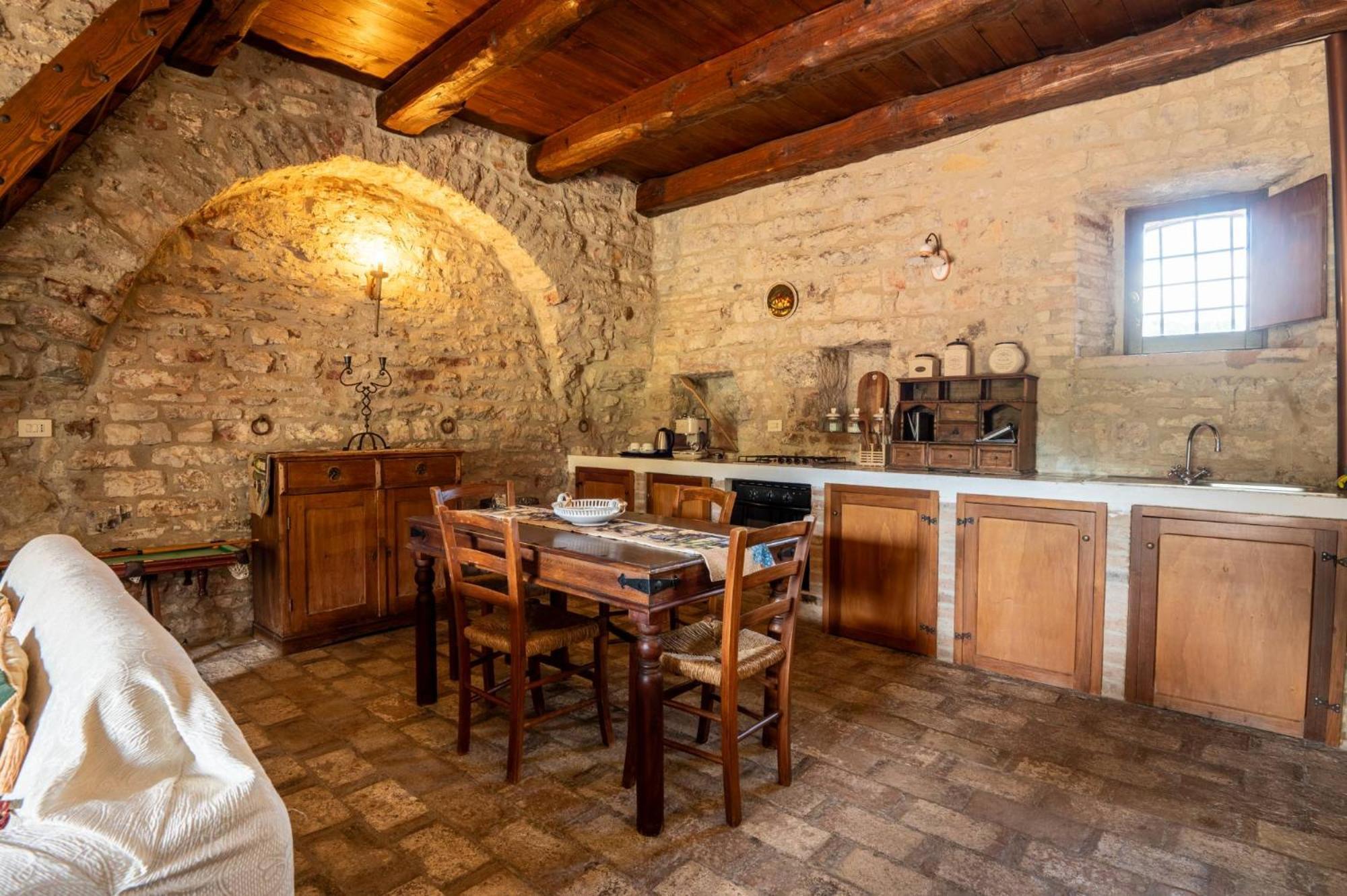 Castello Valenzino Panzió Antognola Kültér fotó